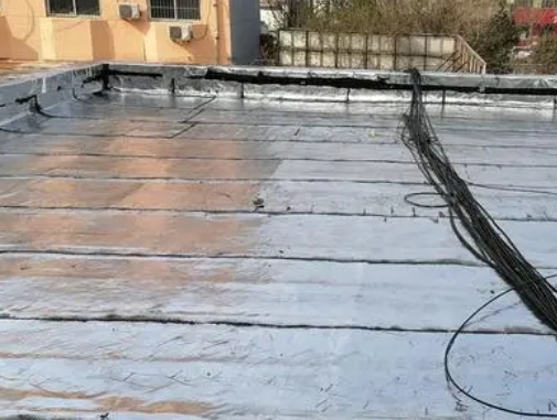 堆龙德庆卫生间漏水维修公司分享下堆龙德庆屋面楼顶防水刚性防水层施工要点。